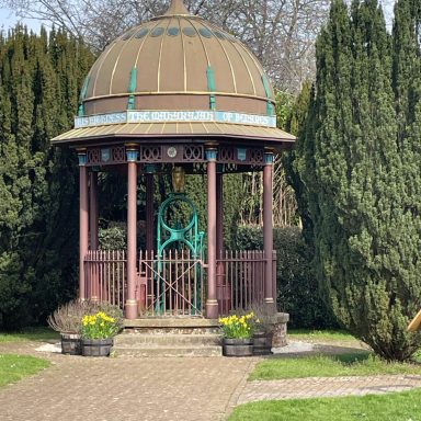 Maharaja's Well, Stoke Row, Henley Oxfordshire on a sunny spring day.jpg